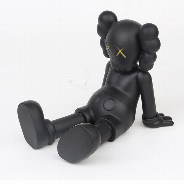 ����KAWS-C���ɫ ��װ�ְ�ڼ�ģ�� 14CM 0.19KG һ��70��